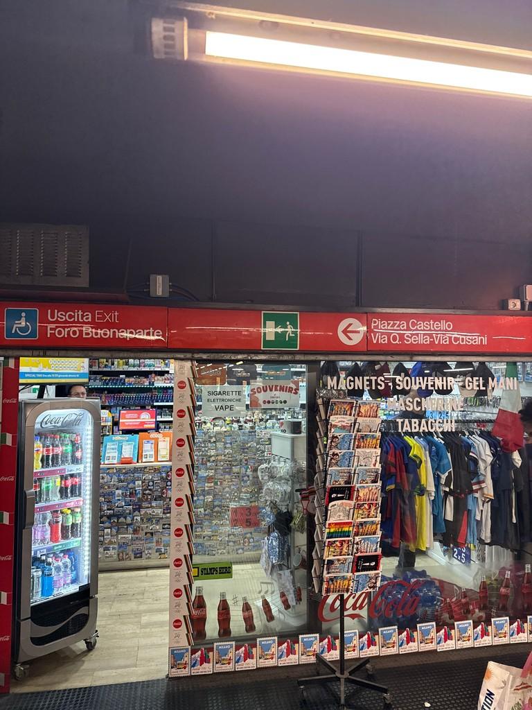 Souvenirs Store (Metropolitana Rossa)