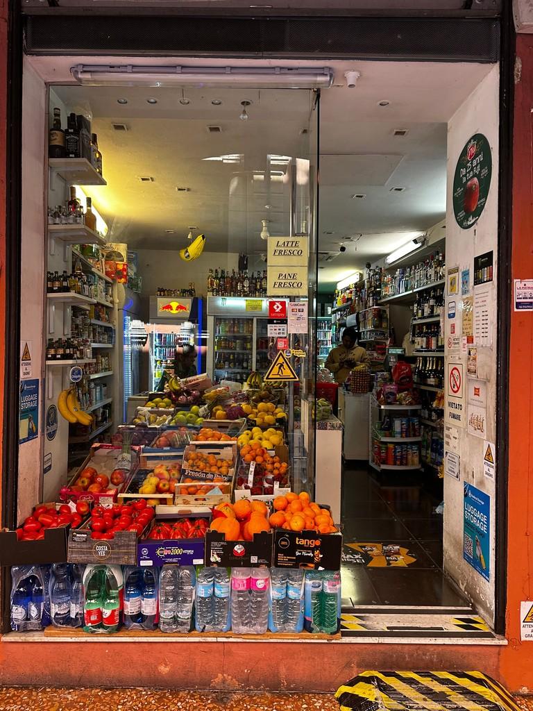 Fresh fruit center