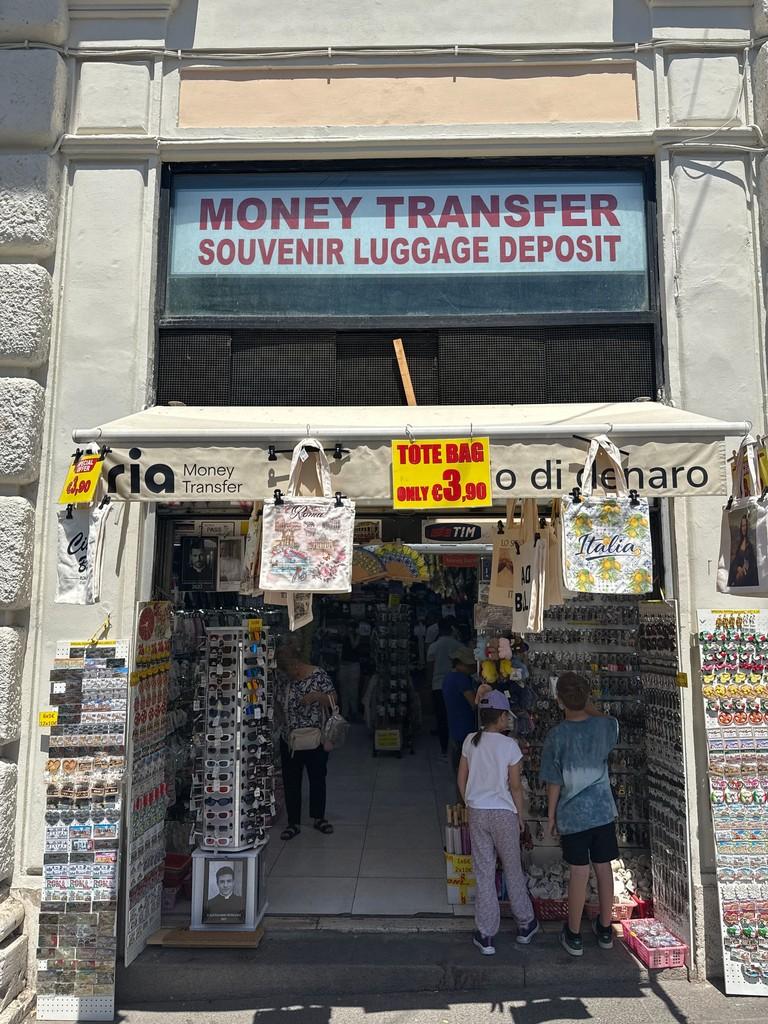 Monet transfer Souvenire. Luggage storage