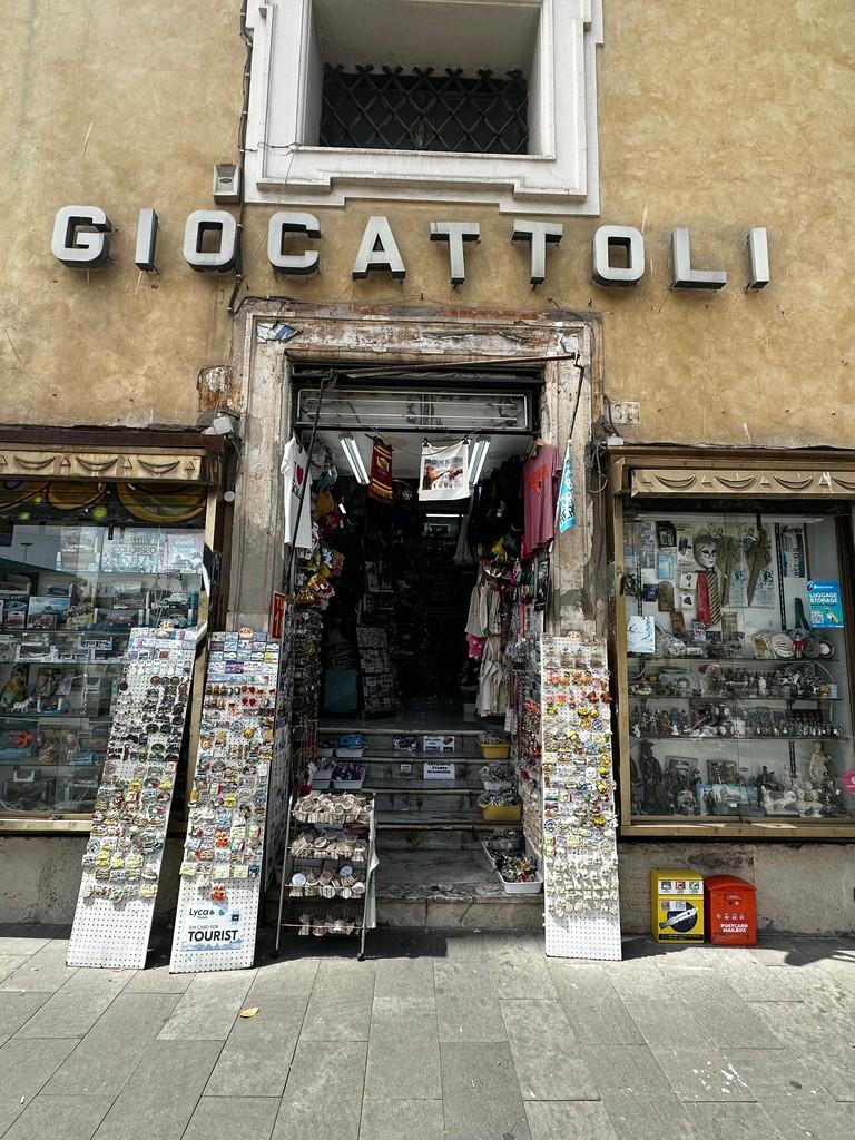 Souvenir e giocattoli termini